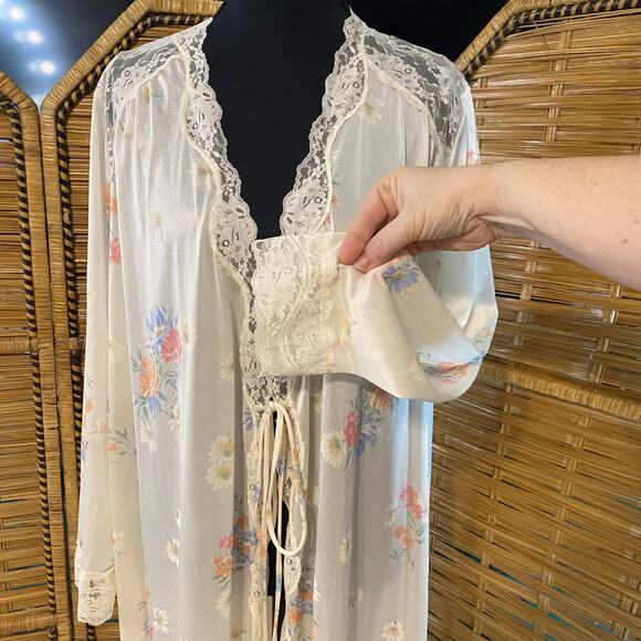Vintage Gilead Floral Lace Nylon Robe Medium 70s Peignoir Cottagecore Nightgown - Picture 8 of 11
